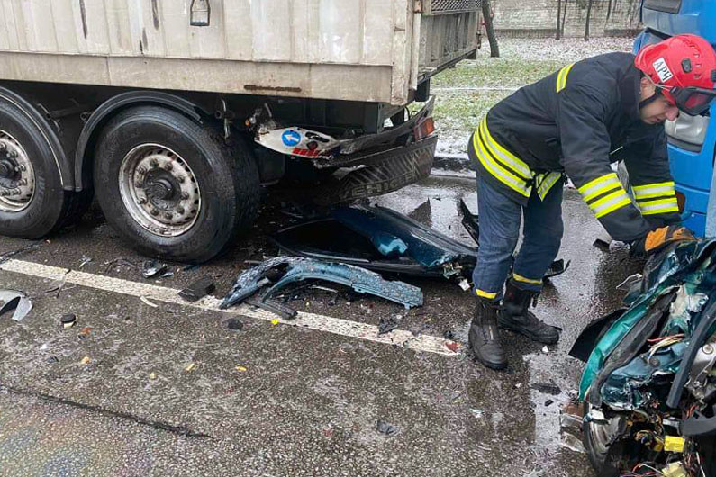 В Днепре столкнулись две легковушки: пострадавшую из смятой машины вырезали спасатели - рис. 4