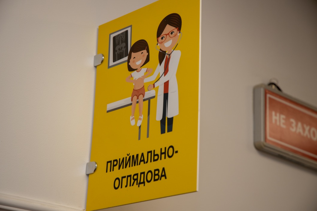 Зверята на стенах и игрушки в палатах: в Никополе открыли современную детскую больницу - рис. 3