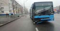В Днепре авария на Слобожанском проспекте: столкнулись автобус и легковушка - рис. 15
