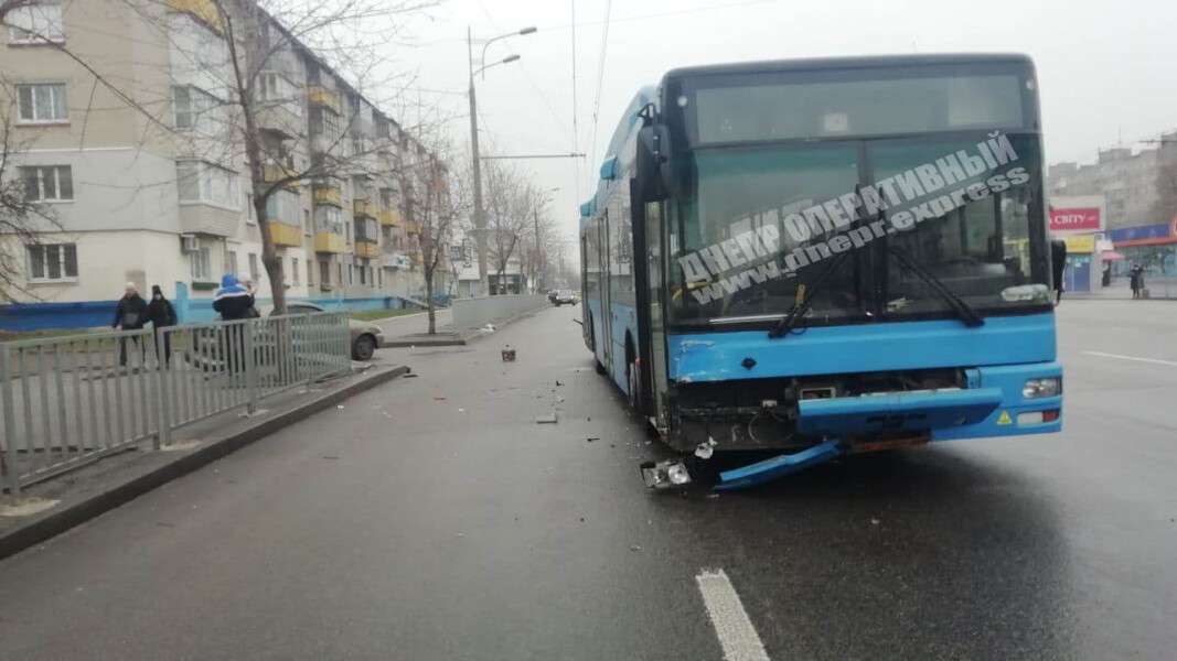 В Днепре авария на Слобожанском проспекте: столкнулись автобус и легковушка - рис. 2