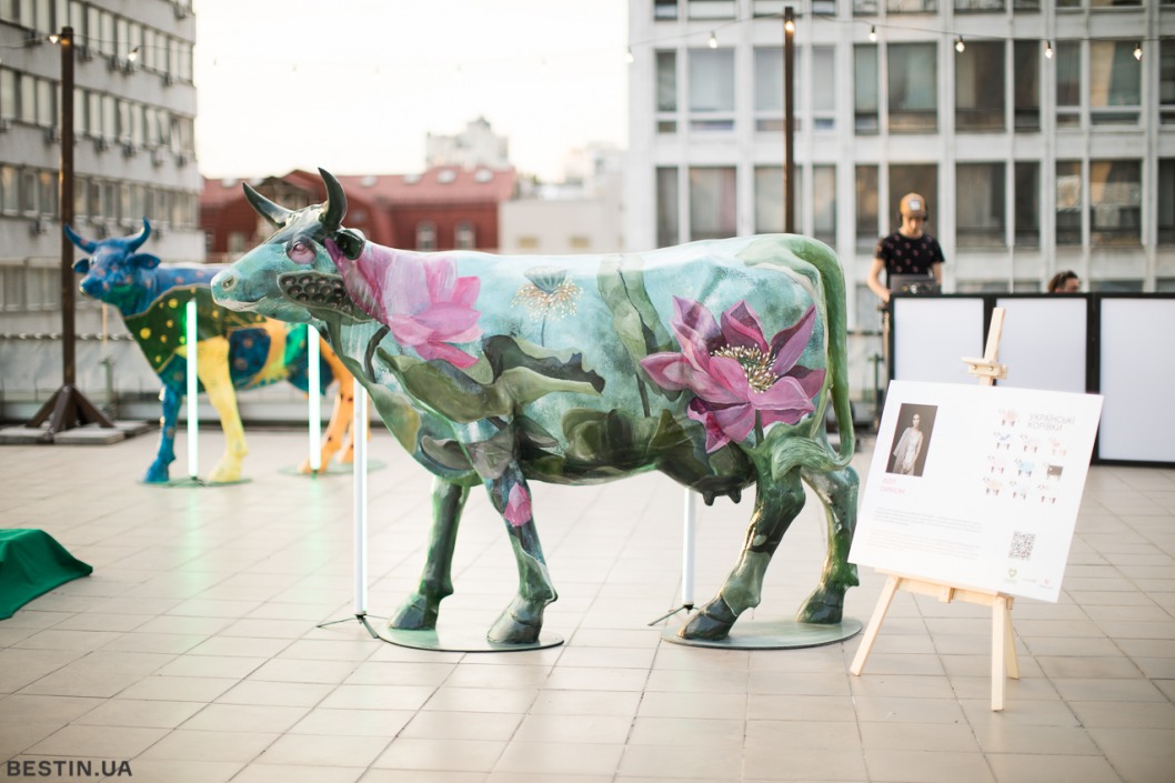 В центре Днепра «гуляет» цветная корова: откуда она взялась - рис. 2