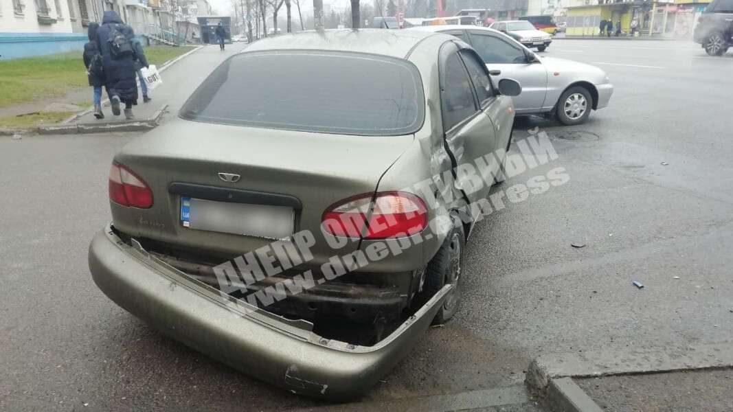 В Днепре авария на Слобожанском проспекте: столкнулись автобус и легковушка - рис. 1