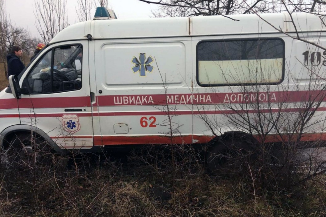Поваленные деревья и застрявшие машины: днепровские спасатели боролись с последствиями непогоды - рис. 5