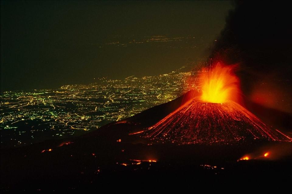 2020 держит марку: на Сицилии проснулся крупнейший в Европе вулкан - рис. 1