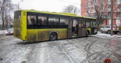 Опасный гололед: в Днепре автобус врезался в столб - рис. 17