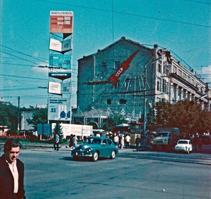 ЦУМ в прошлом: ракета на стене - рис. 1