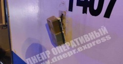 Бывает и такое: в Днепре женщина с ребёнком столкнулись с проезжающим трамваем - рис. 11