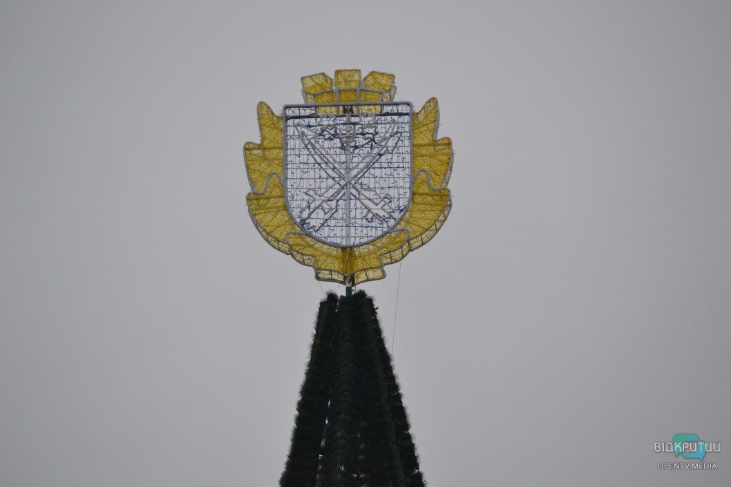 Герб на верхушке и старые игрушки: в центре Днепра установили ёлку - рис. 4
