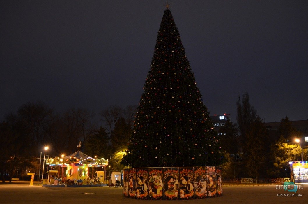Сотни цветных шаров: в парке Глобы украсили 18-метровую елку (ФОТО) - рис. 2