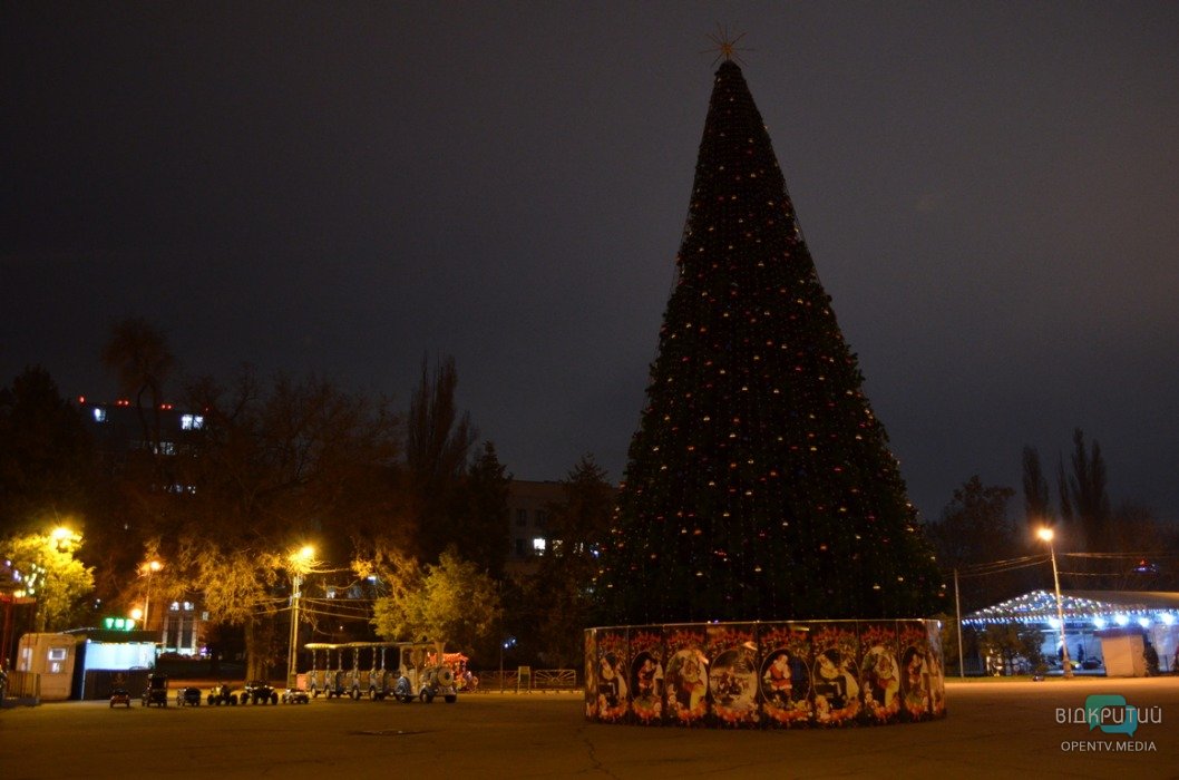 Сотни цветных шаров: в парке Глобы украсили 18-метровую елку (ФОТО) - рис. 6