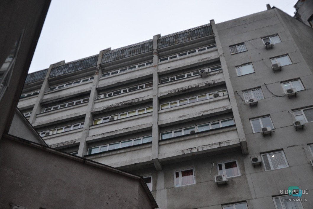 В Днепре из окна областной больницы выпрыгнул тяжело больной пациент - рис. 1