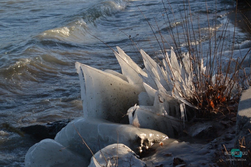 Песнь воды и льда: на набережной Днепра замерзли волны (ФОТО) - рис. 5