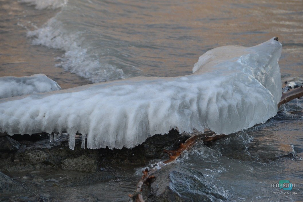 Песнь воды и льда: на набережной Днепра замерзли волны (ФОТО) - рис. 2
