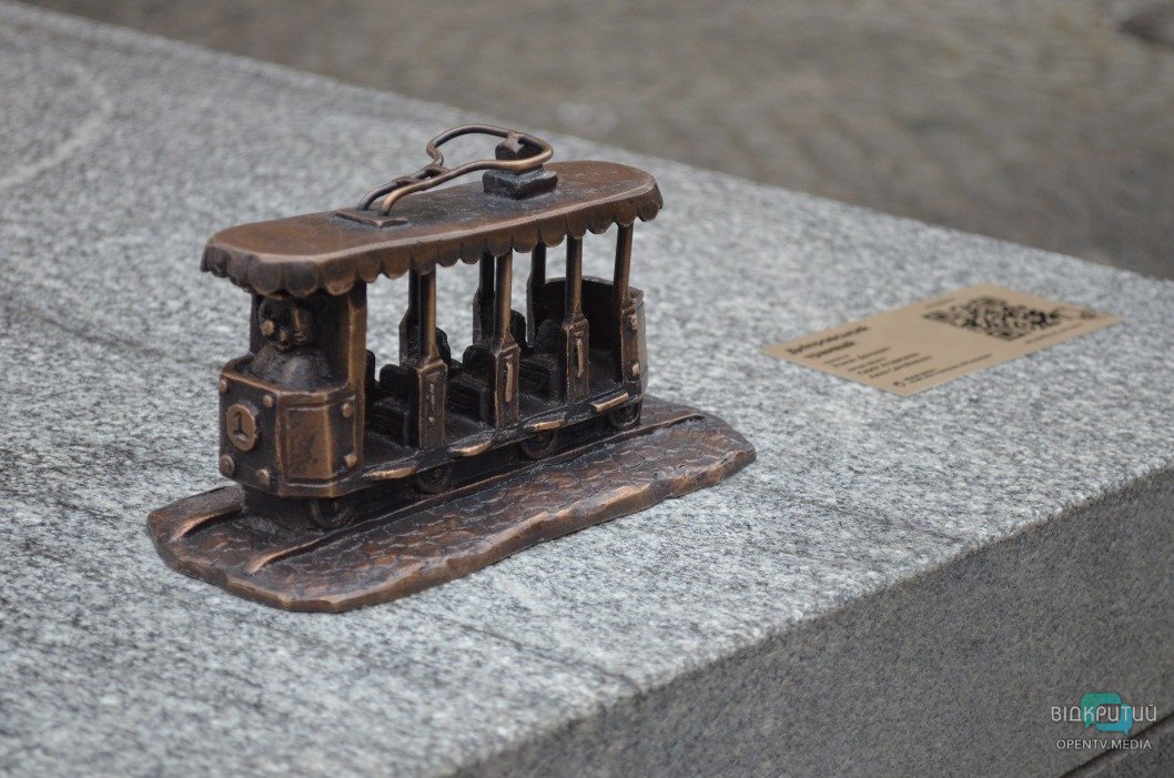 В Днепре появилась скульптура в честь первого городского трамвая - рис. 1