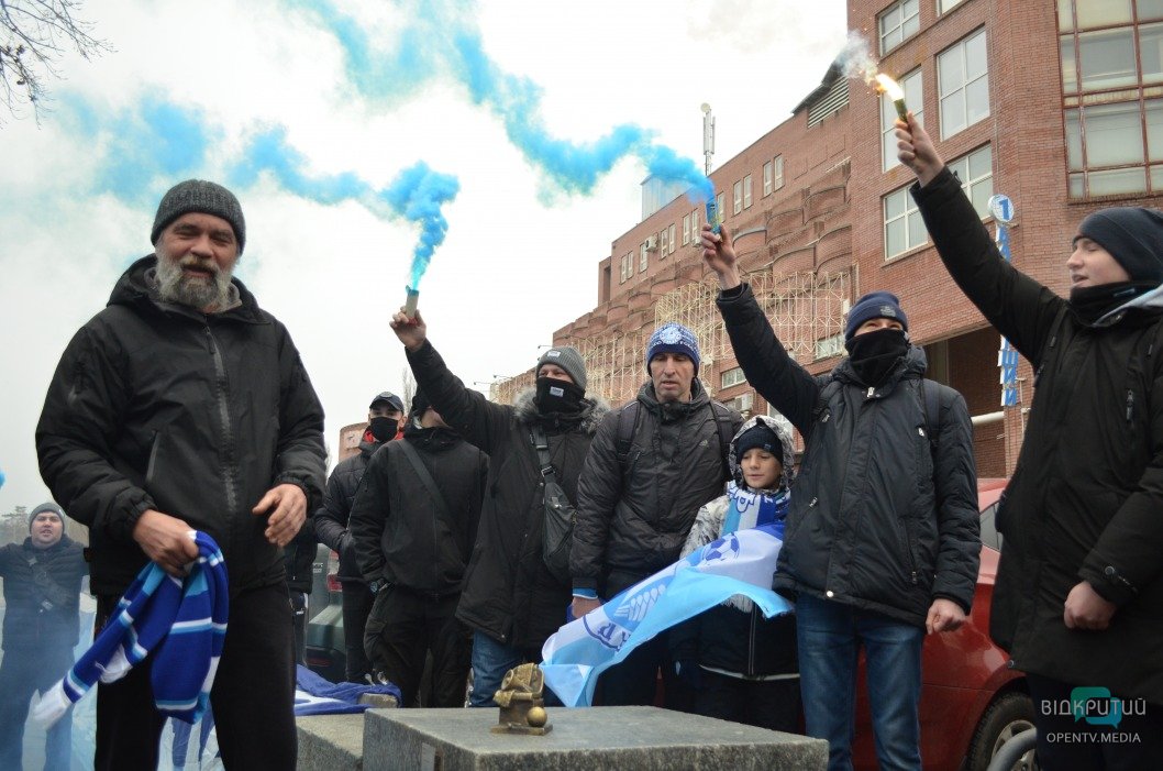 Мяч, шарф и мегафон: в центре Днепра появилась необычная мини-скульптура - рис. 7