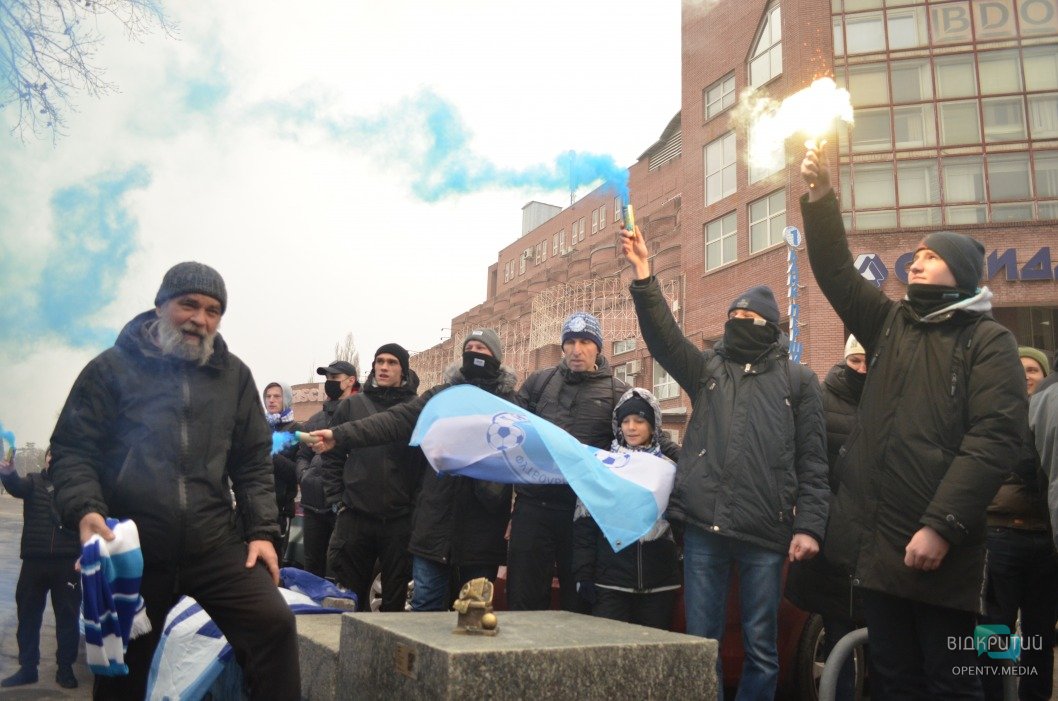 Мяч, шарф и мегафон: в центре Днепра появилась необычная мини-скульптура - рис. 8