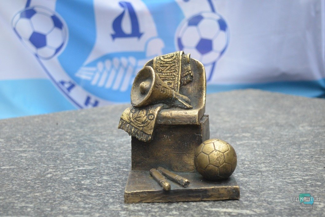 Мяч, шарф и мегафон: в центре Днепра появилась необычная мини-скульптура - рис. 1