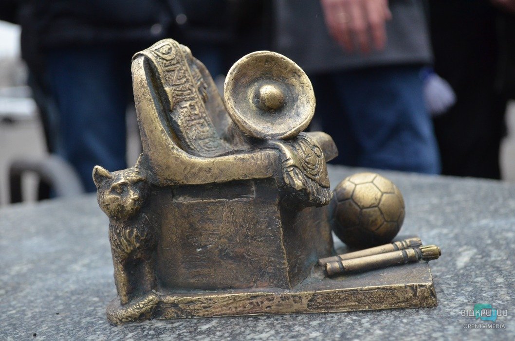 Мяч, шарф и мегафон: в центре Днепра появилась необычная мини-скульптура - рис. 2