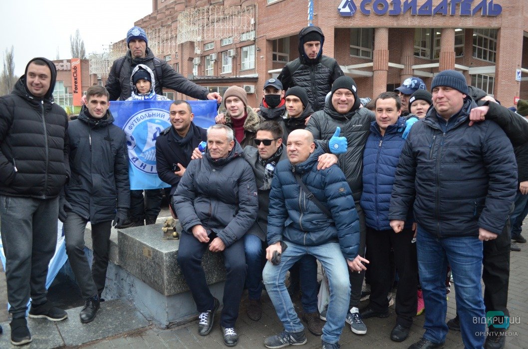 Мяч, шарф и мегафон: в центре Днепра появилась необычная мини-скульптура - рис. 9