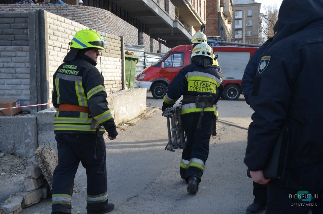 В центре Днепра на мужчину упала плита в заброшенном доме (ФОТО) - рис. 7