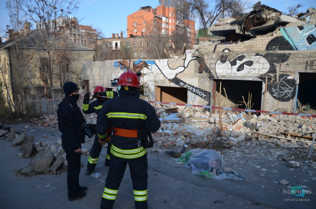 В центре Днепра на мужчину упала плита в заброшенном доме (ФОТО) - рис. 2