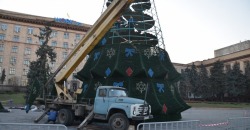 В центре Днепра устанавливают елку: вместо звезды на верхушке будет герб - рис. 22