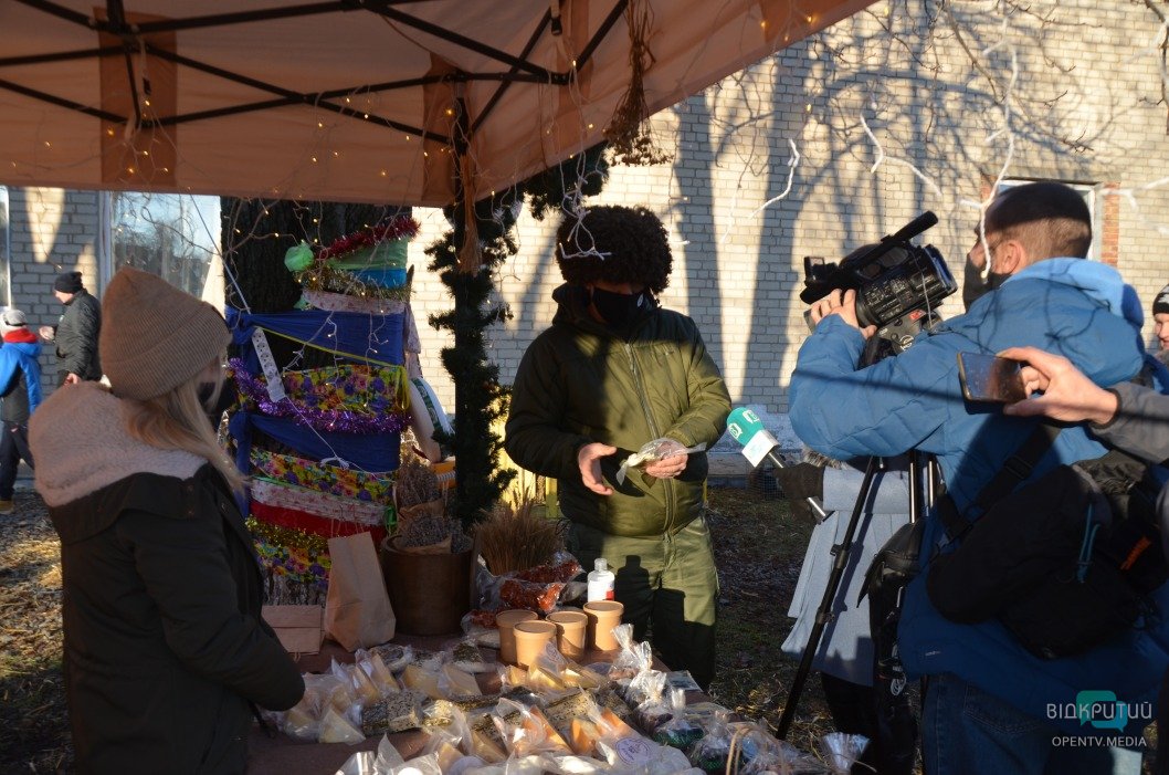 Барашки и 100-летний самовар: в Новониколаевке прошла новогодняя ярмарка - рис. 16