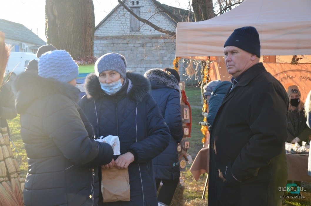 Барашки и 100-летний самовар: в Новониколаевке прошла новогодняя ярмарка - рис. 38