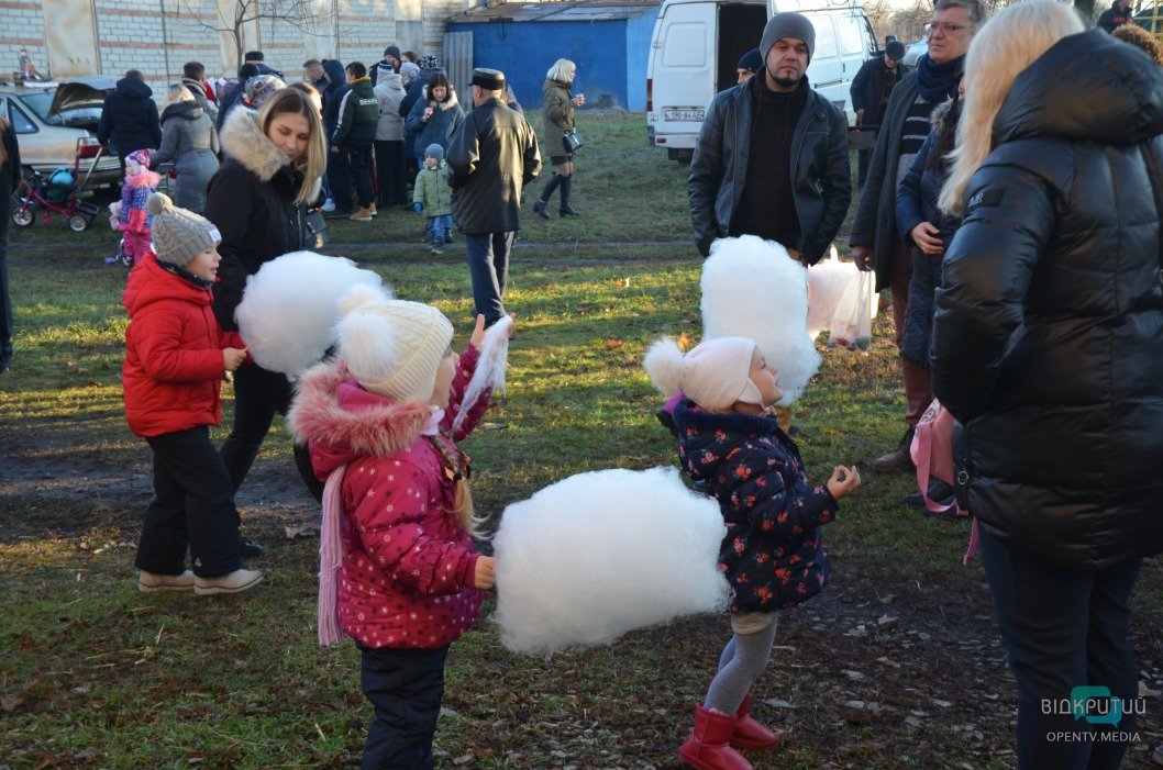 Барашки и 100-летний самовар: в Новониколаевке прошла новогодняя ярмарка - рис. 28