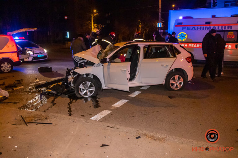 В Днепре на проспекте Хмельницкого автомобиль врезался в столб: пассажир погиб на месте - рис. 1