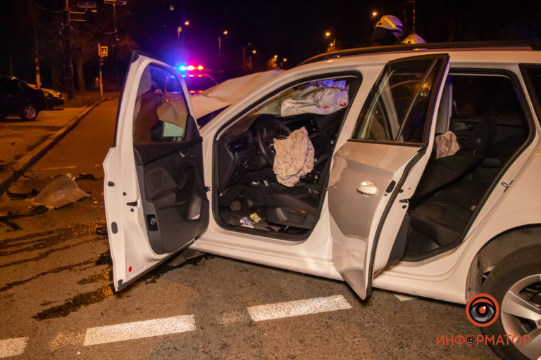 В Днепре на проспекте Хмельницкого автомобиль врезался в столб: пассажир погиб на месте - рис. 2