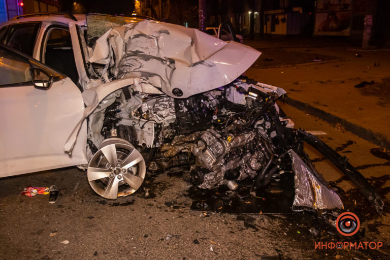 В Днепре на проспекте Хмельницкого автомобиль врезался в столб: пассажир погиб на месте - рис. 4
