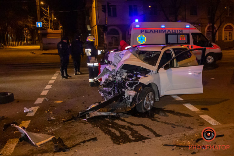 В Днепре на проспекте Хмельницкого автомобиль врезался в столб: пассажир погиб на месте - рис. 5