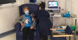 Великобритания начала вакцинацию: кто первым в мире привился от COVID-19 - рис. 1