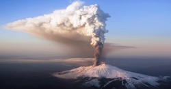 2020 держит марку: на Сицилии проснулся крупнейший в Европе вулкан - рис. 1