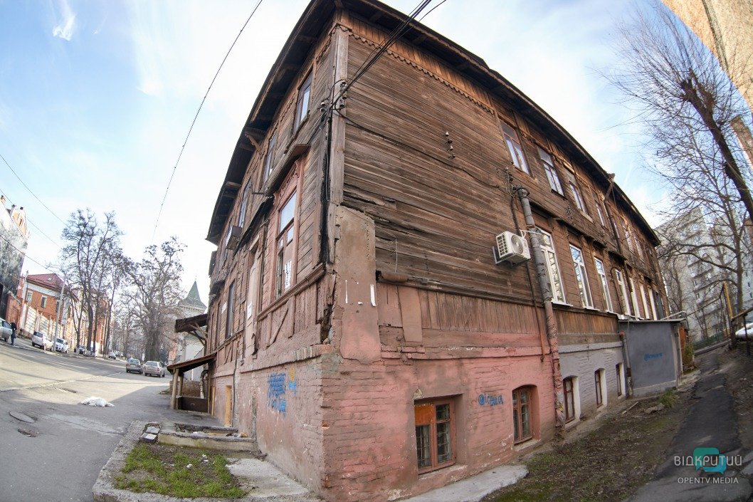 В Днепре реконструируют самый старый деревянный дом в городе (ФОТО) - рис. 1