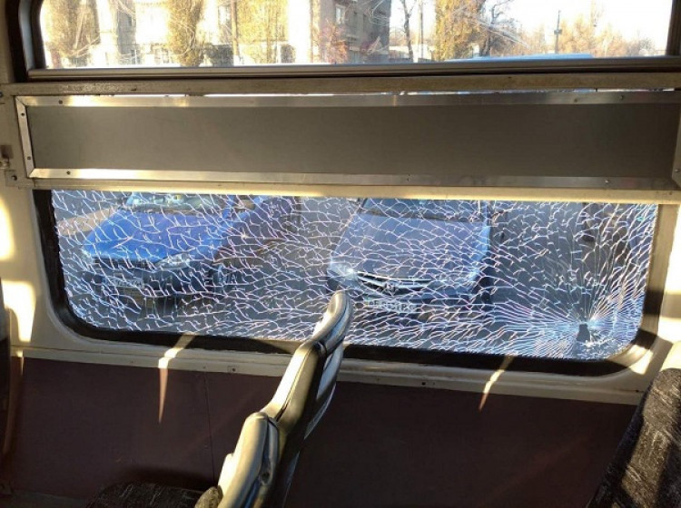 В Днепре местные вандалы забросали камнями трамвай - рис. 1