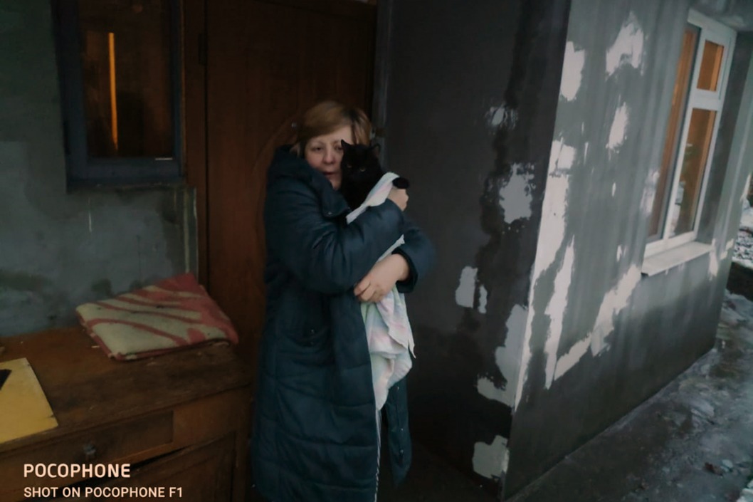 Высоко забрался: в Днепре спасатели снимали с дерева кота - рис. 2