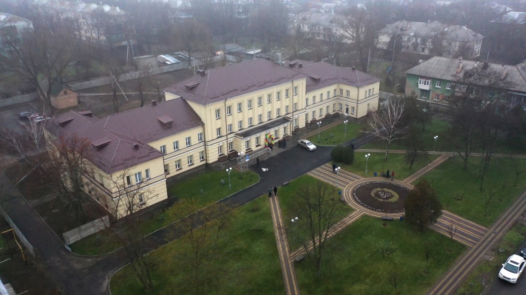 Зверята на стенах и игрушки в палатах: в Никополе открыли современную детскую больницу - рис. 1