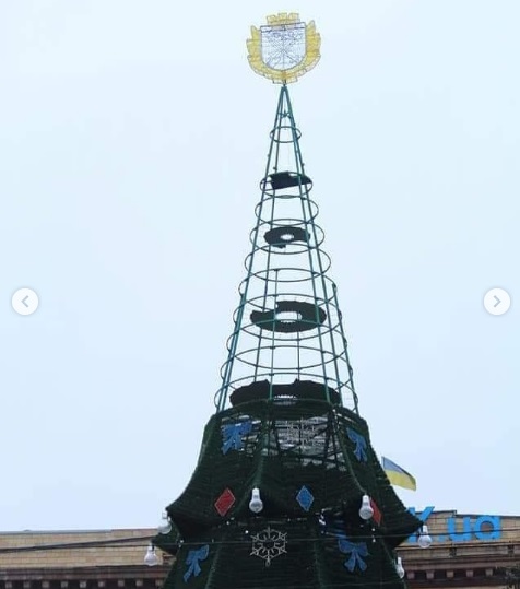 В центре Днепра устанавливают елку: вместо звезды на верхушке будет герб - рис. 3