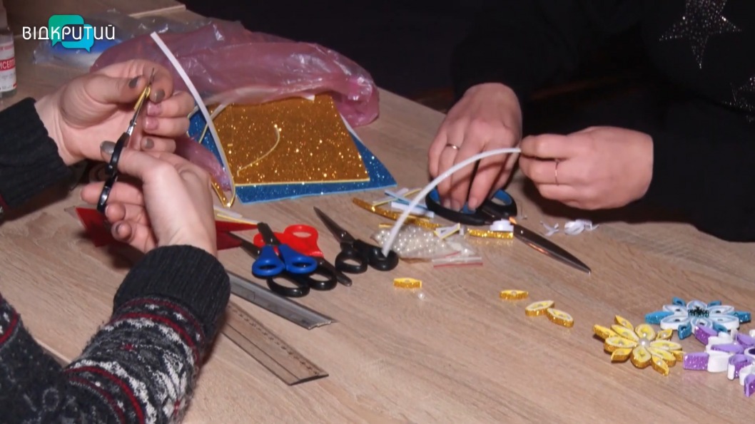 В Днепре волонтеры своими руками создают новогодние украшения - рис. 1