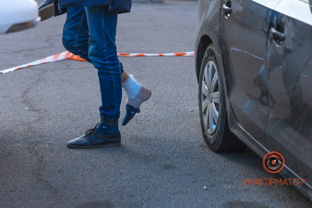 В Днепре автомобилист наехал на пешехода и закрылся в машине - рис. 2