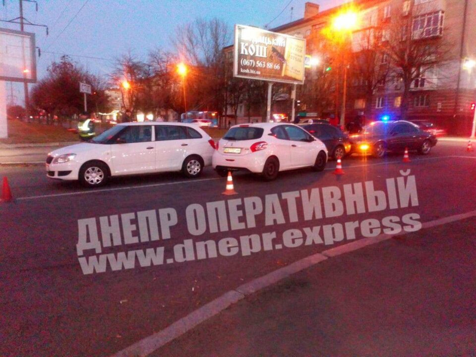 В Днепре на пересечении Поля и Гавриленко столкнулись четыре легковушки - рис. 1
