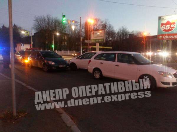 В Днепре на пересечении Поля и Гавриленко столкнулись четыре легковушки - рис. 3