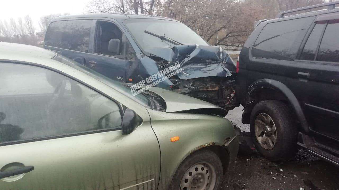 В Днепре столкнулись три машины: пострадали четверо людей - рис. 2