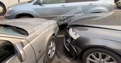 В Днепре на Слобожанском проспекте водитель Volvo протаранил три автомобиля - рис. 8