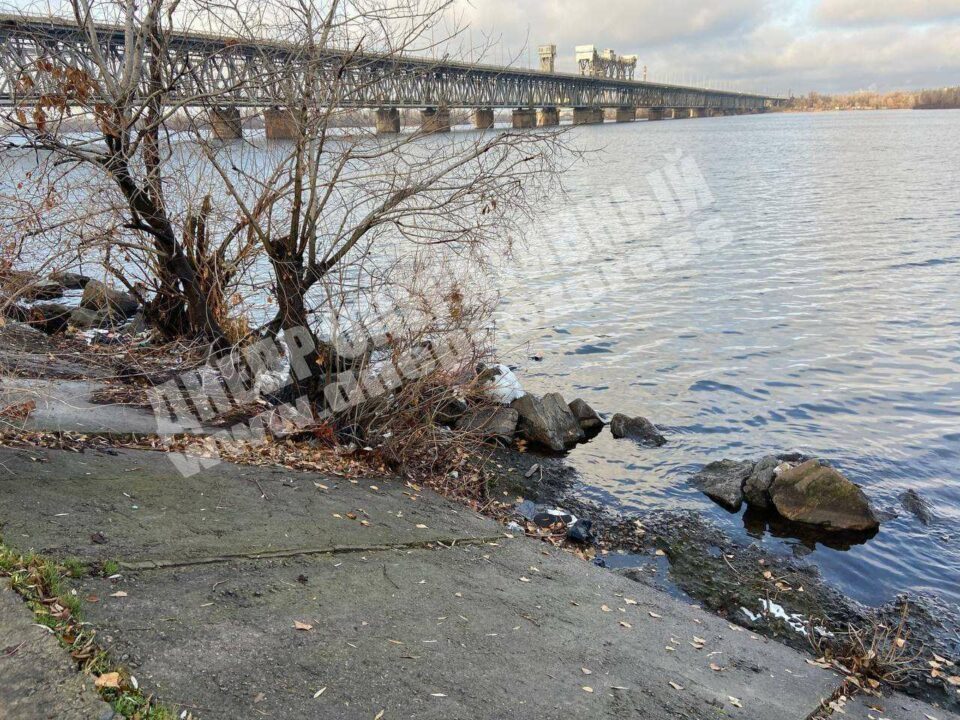 В Днепре у Речпорта к берегу прибило труп мужчины - рис. 2