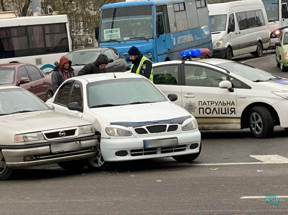 В Днепре образовалась пробка из-за ДТП на съезде с центрального моста - рис. 2