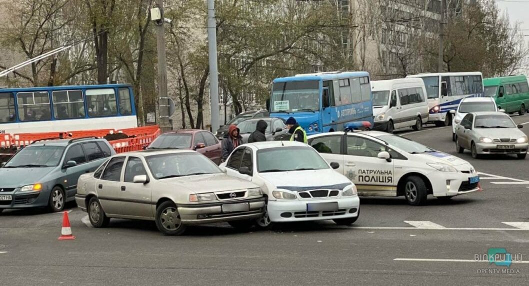 В Днепре образовалась пробка из-за ДТП на съезде с центрального моста - рис. 1