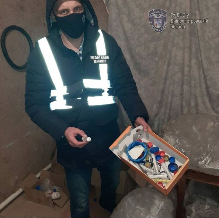 На Днепропетровщине "предприниматели" подделывали элитный алкоголь и продавали его в Телеграм - рис. 3